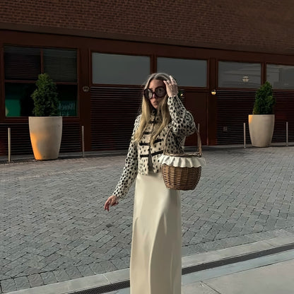 Veste courte léopard femme crème portée avec une jupe longue satinée